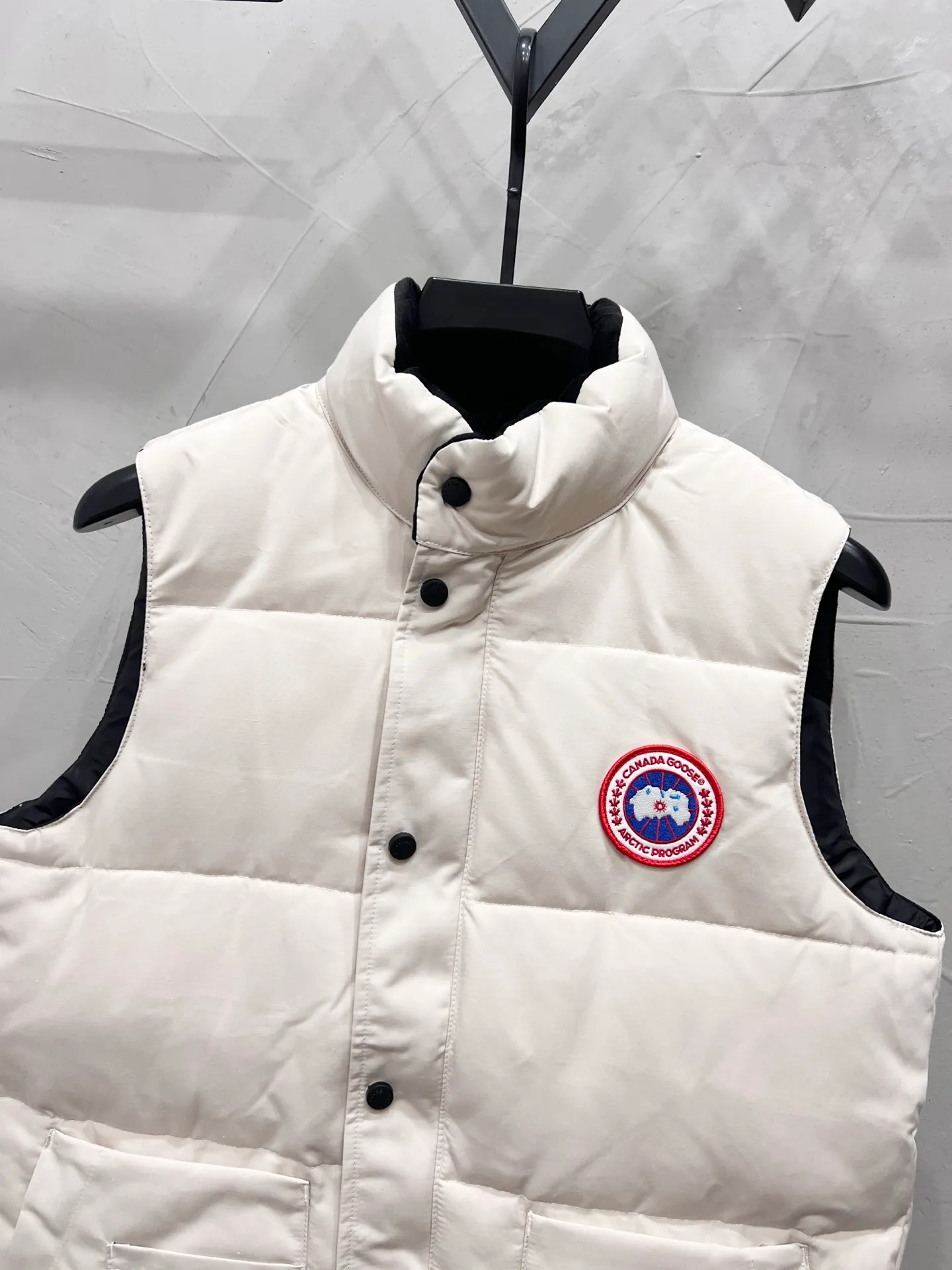 P330 model number: YC26 Canada goose/Canada Goose 4154M Freestyle Crew down vest, using international 50 down, genuine original clothing, pay attention to the version, YKK double zipper, velvet on the back collar, more warm, zippered hidden pocket on the inside, genuine mesh pockets on the inside. If you need to compare with the genuine product, check it out at any time. All accessories are made by the original factory. The fabric is molded and customized according to the original version. It can be restored by kneading it at will (fabric interpretation: the harder the fabric, the better the waterproof performance. Only those who buy the latest authentic version this year will notice the softness and comfort of the fabric. Soft fabrics are waterproof and have memory rebound function, which is the authentic fabric). The down is synchronized with genuine white duck down, fluffy and not clumps. The original version of Big Goose is white duck down. It is not the goose down boasted by the world's random copywriting. It can be verified through any official channel. Customized authentic YKK double zipper military-grade copper core zipper puller. High hardness and no jamming. The original smoothness is restored. The workmanship and wiring are all controlled by workers with more than ten years of service. They must be horizontal and vertical. No crookedness. The inner wiring density is more sophisticated. Feel free to compare. Big goose label. Collar label. Washed label. Hangtag. Zipper rope. Pocket label. Collar velvet. Buttons. All details are updated simultaneously with the original version. The best version. A fighter in a world-famous vest. Compare to the entire network. Color: Black White Navy Blue Gray Gray Gray Label Size: S-XXL